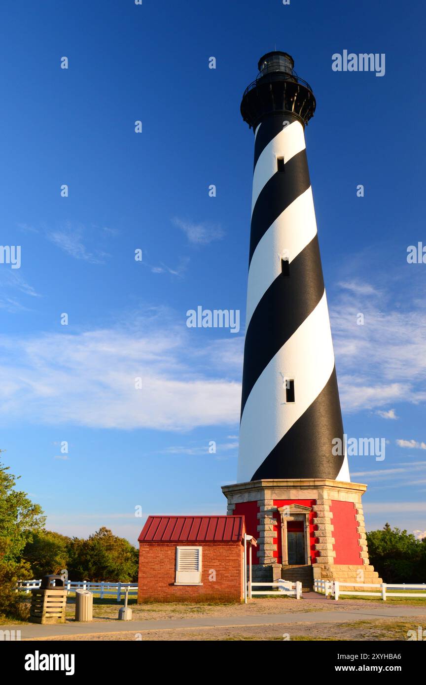 Das schwarz-weiße Muster macht den Cape Hatteras Lighthouse zu einem markanten Wahrzeichen an den Outer Banks von North Carolina Stockfoto