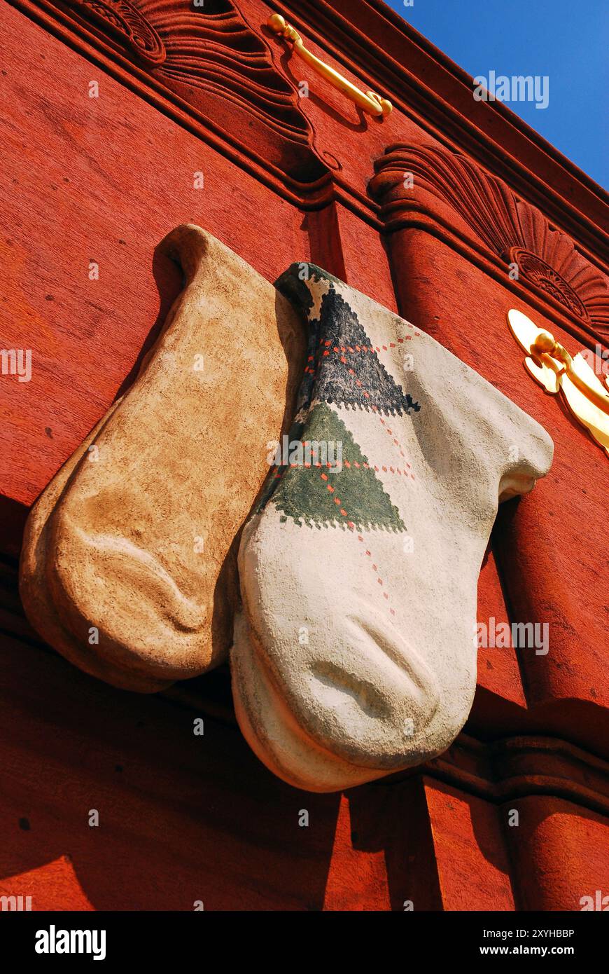 Zwei Paar Socken hängen an der weltweit größten Kommode, die zu Ehren der Möbelhersteller in High Point North Carolina gebaut wurde Stockfoto