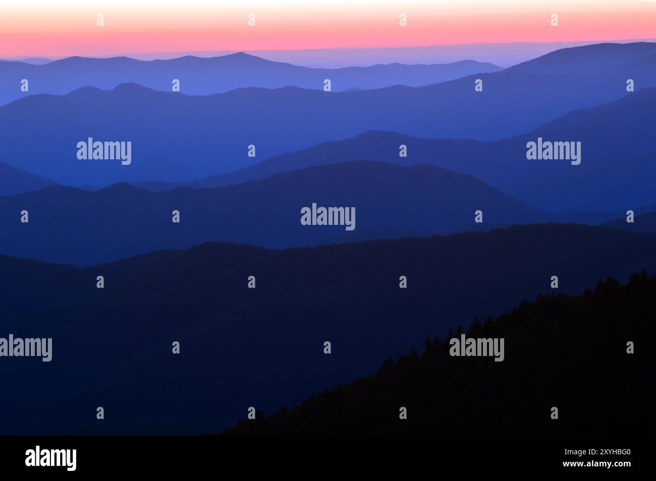 Schichten in der Landschaft erscheinen im Dunst als Sonnenuntergänge im Great Smokey Mountains National Park in Tennessee Stockfoto