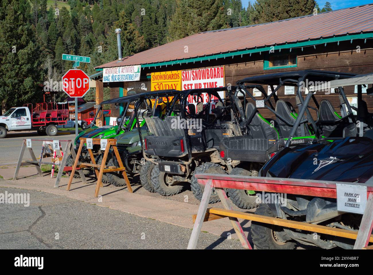 Nebeneinander geparkt in einer Reihe neben Big Horn Sports and Rentals, Red River, New Mexico, USA. Stockfoto