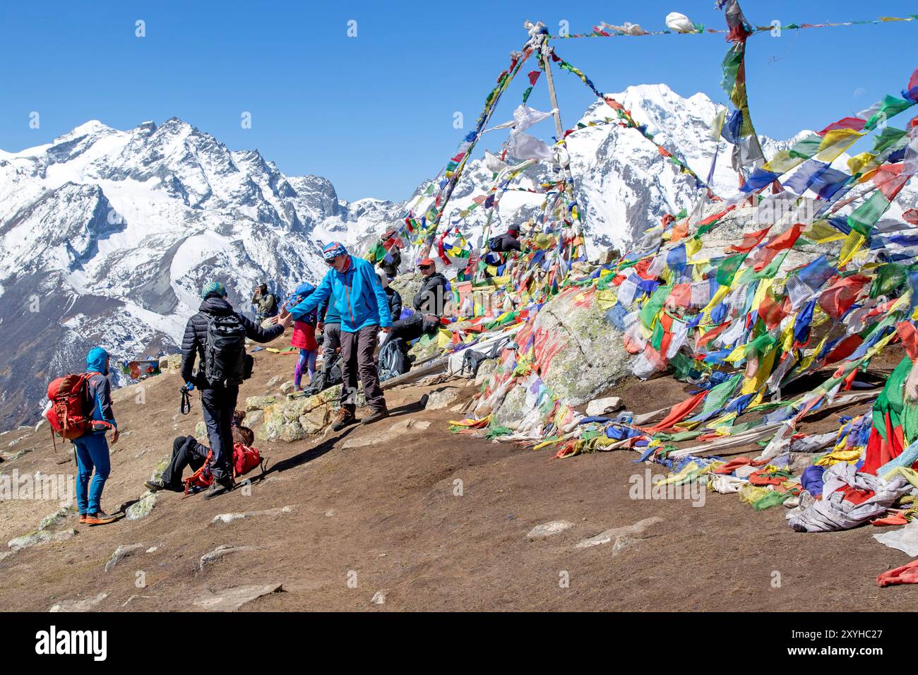 Trekker auf dem Gipfel des Tsergo Ri oberhalb des Langtang-Tals Stockfoto