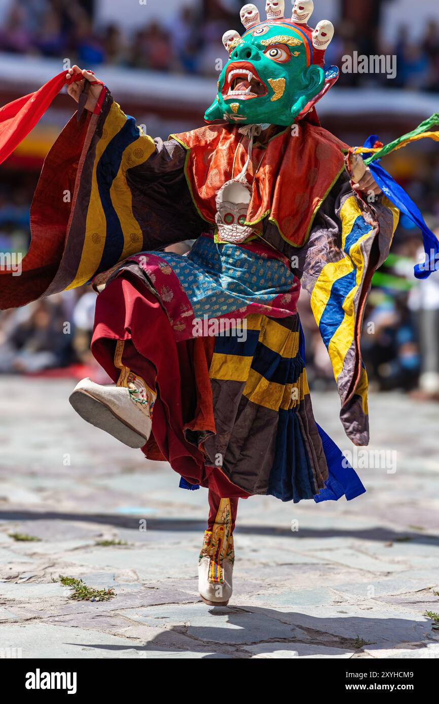 Ladakhi-Mönche tragen traditionelle Trachten und tanzen am 17. Juni 2024 im Hemis-Kloster in Leh, Indien Stockfoto