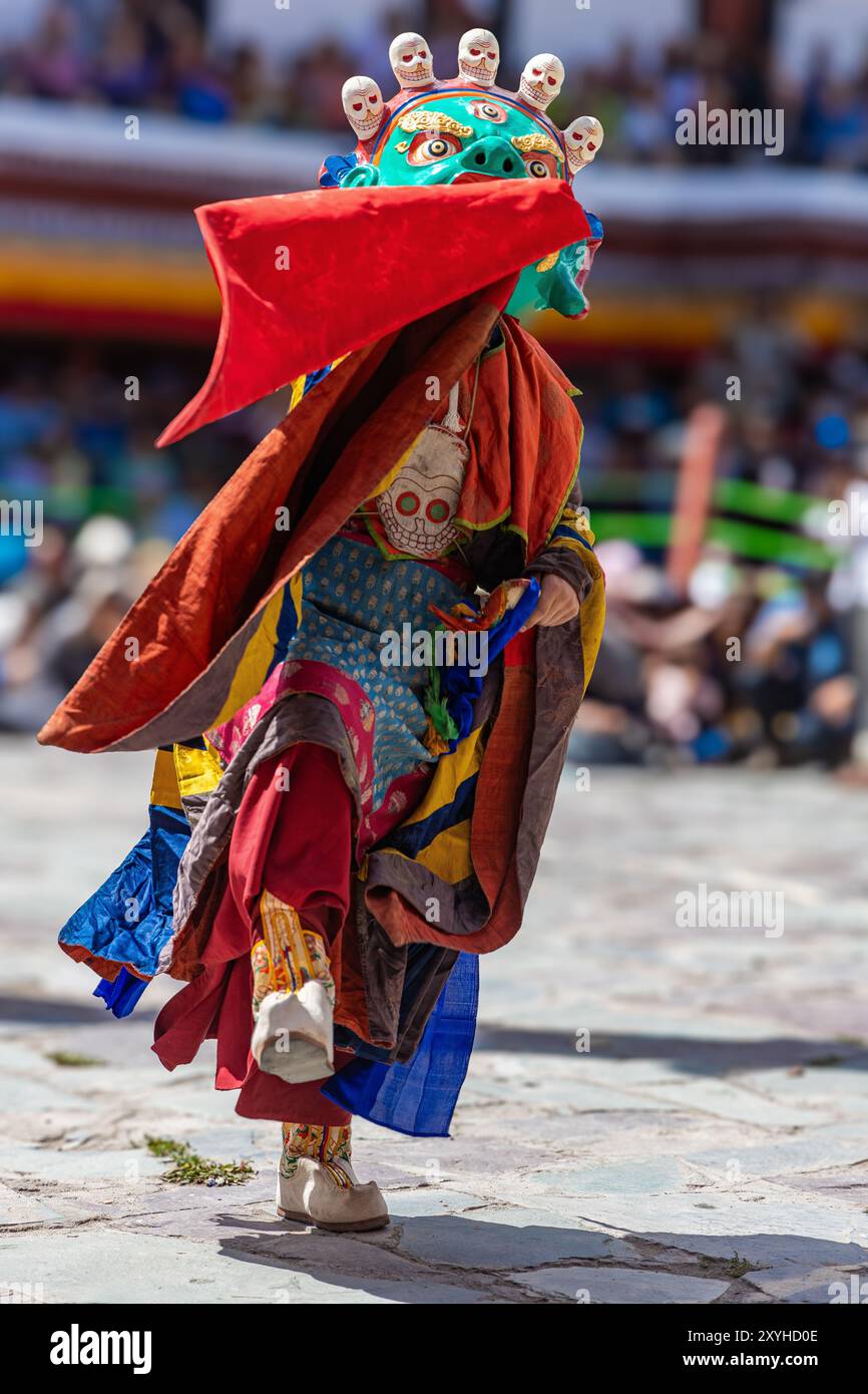 Ladakhi-Mönche tragen traditionelle Trachten und tanzen am 17. Juni 2024 im Hemis-Kloster in Leh, Indien Stockfoto