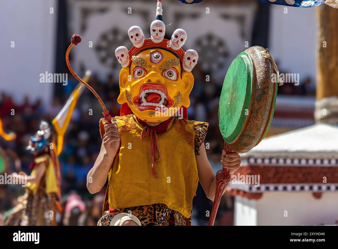 Junge buddhistische Mönche, die in traditioneller Tracht gekleidet waren und im Hemis-Kloster während des Hemis-Festivals in Leh, Ladakh, Indien, am 17. Juni 2024 Trommeln schlugen. Stockfoto