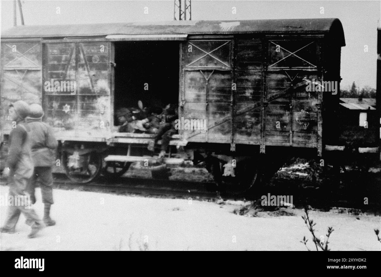 Der Todeszug Dachau bestand aus fast vierzig Triebwagen mit 5000 Gefangenen, die am 7. April 1945 aus Buchenwald evakuiert wurden. Der Zug kam am Nachmittag des 28. April mit den Leichen von 2.000 bis 3.000 Gefangenen in Dachau an, die während der Reise ums Leben gekommen waren. Der Zug mit den Leichen wurde von der US-Armee gefunden, als er am nächsten Tag freigelassen wurde. Obwohl es ein Zwangsarbeitslager war und es dort keine Gaskammern gab, waren Brutalität und gewalttätige Strafen die Norm. Dort gab es 32000 dokumentierte Todesfälle und viele Tausende weitere undokumentierte Todesfälle. Stockfoto