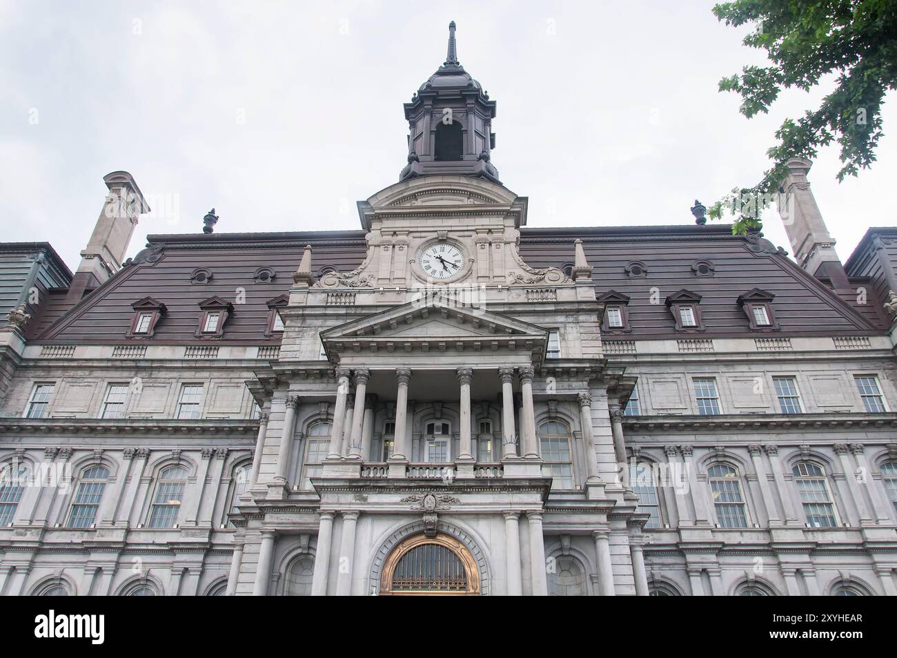 Das historische Gebäude Hotel de ville in montreal kanada an einem bewölkten Tag. Stockfoto