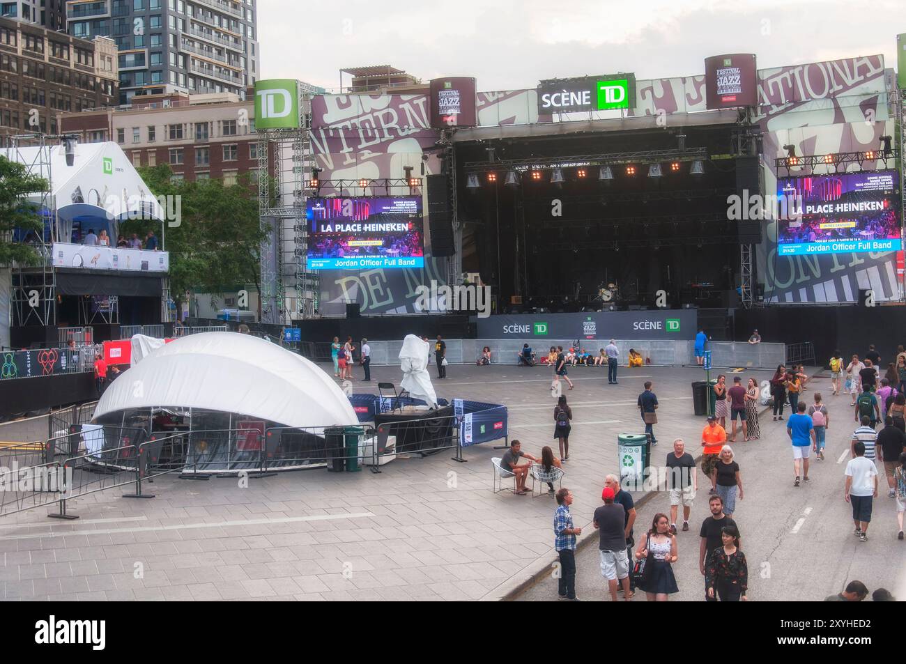 Montreal, Kanada. Juli 2019. Leute, die darauf warten, dass das Montreal Jazz Festival in Kanada beginnt. Stockfoto