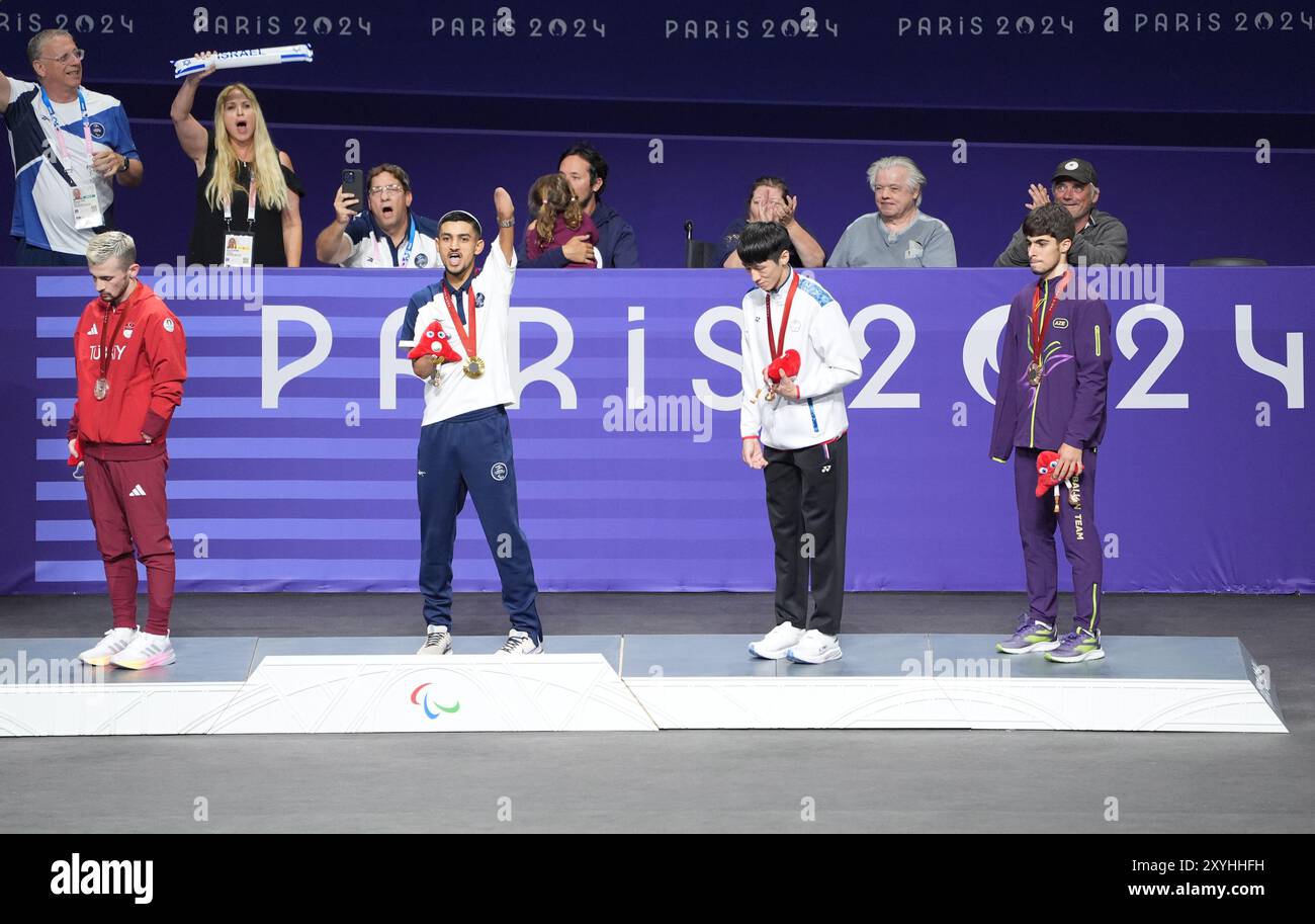 Paris, Frankreich. August 2024. Goldmedaillengewinner Asaf Yasur (vorne, 2. L) von Israel, Silbermedaillengewinner Ali Can Ozcan (vorne, 1. L) von T¨¹rkiye, Bronzemedaillengewinner Xiao Xiang Wen (vorne, 2. R) von Chinesisch Taipeh und Sabir Zeynalov von Aserbaidschan reagieren während der Verleihung auf den K44-58 kg Goldmedaillenwettbewerb von Para Taekwondo bei den Paralympischen Spielen 2024 in Paris, Frankreich, 29. August 2024. Quelle: Lian Yi/Xinhua/Alamy Live News Stockfoto