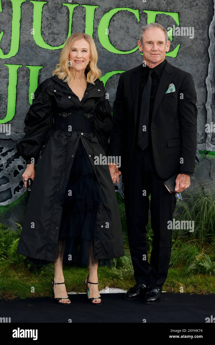 London, Großbritannien. August 2024. Catherine O'Hara und Bo Welch nehmen an der BeetleJuice BeetleJuice UK Premiere im Cineword am Leicester Square, London, Teil. (Foto: Cat Morley/SOPA Images/SIPA USA) Credit: SIPA USA/Alamy Live News Stockfoto