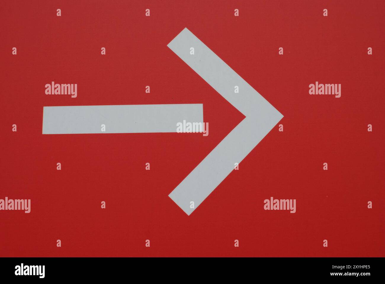 Weißer Pfeil auf rotem Grund Stockfoto