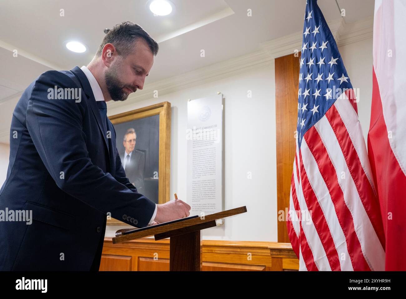 Der polnische Verteidigungsminister Władysław Kosiniak-Kamysz unterschreibt das Pentagon-Gastbuch vor einem bilateralen Austausch, der vom Verteidigungsminister Lloyd J. Austin III. Im Pentagon, Washington, D.C. am 11. Januar 2024 veranstaltet wird. (DOD-Foto von US Navy Petty Officer 1. Klasse Alexander Kubitza) Stockfoto