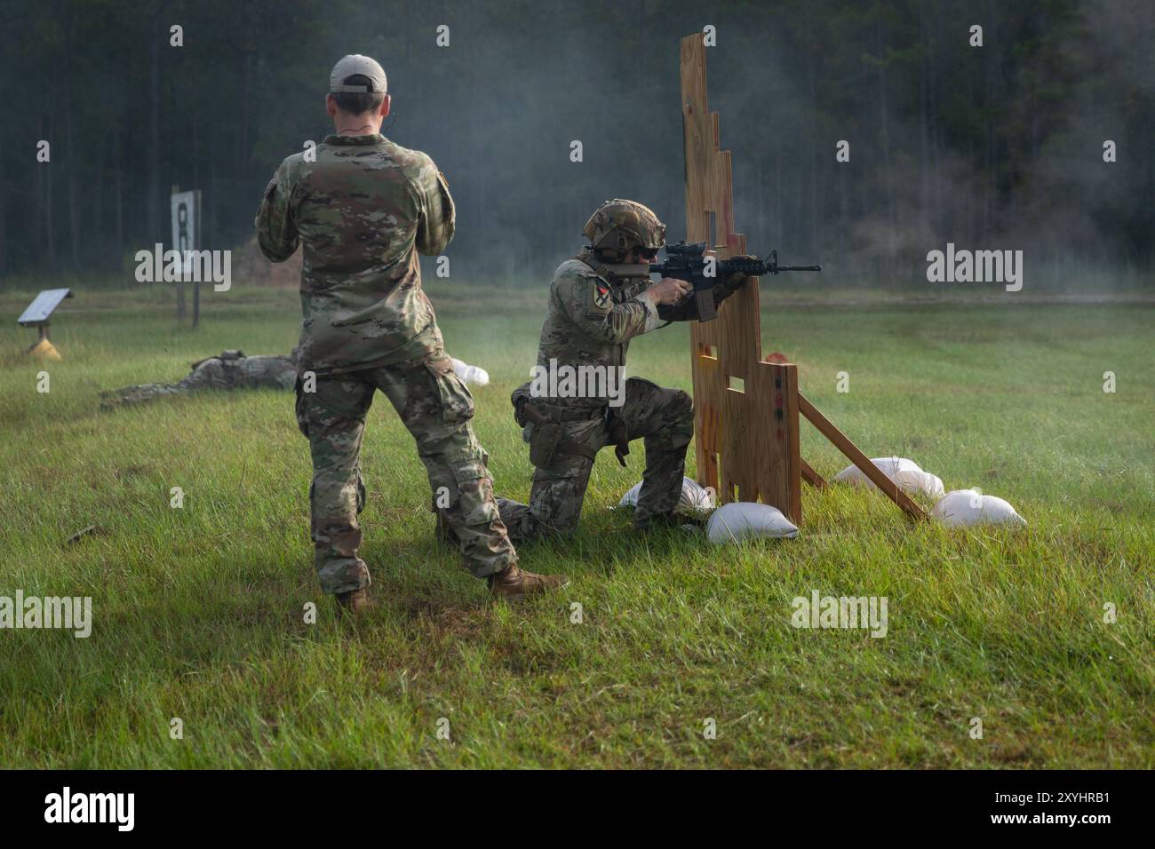 Nicholas Frieser, ein Logistikberater der 648. Manöver Enhancement Brigade in Fort Moore, Georgia Army National Guard, schießt hinter einer Barrikade in kniender Position während des Stressschießens des 10. Andrew Sullens State Marksmanship Competition, 29. August 2024, in Fort Stewart, Georgia. Der Wettbewerb fördert die Fähigkeiten der Kampfkunst, die tödliche Bereitschaft und die Ausbildung von Kameradschaft und bietet Servicemachern die Möglichkeit, ihre Fähigkeiten und Waffensysteme in einem stark umkämpften und kämpferischen Umfeld zu testen. (U.S. Army National G Stockfoto