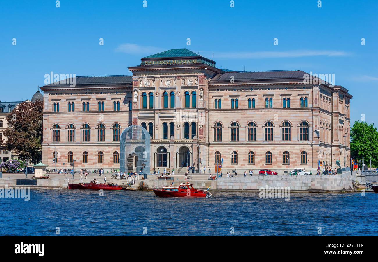 Nationalmuseum in Stockholm, Schweden, entworfen von Friedrich August Stüler - ein Wahrzeichen am Wasser, mit Booten und Menschen entlang des Kais, an einem sonnigen Tag Stockfoto