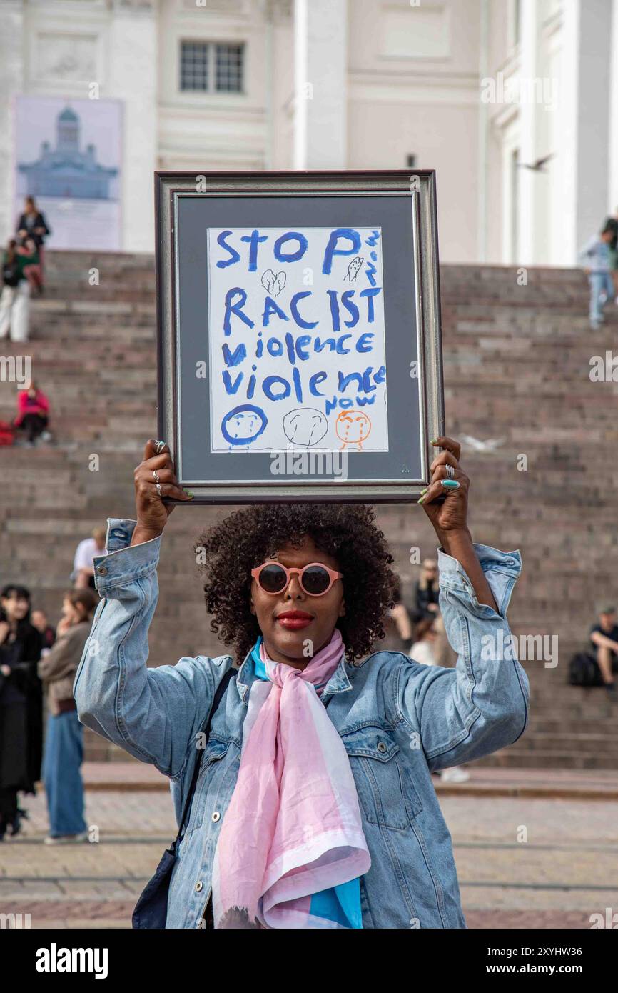 Hör auf mit rassistischer Gewalt. Demonstrant mit einem Schild bei der Demonstration Loppu äärioikeiston väkivallalle auf dem Senatsplatz in Helsinki, Finnland. Stockfoto