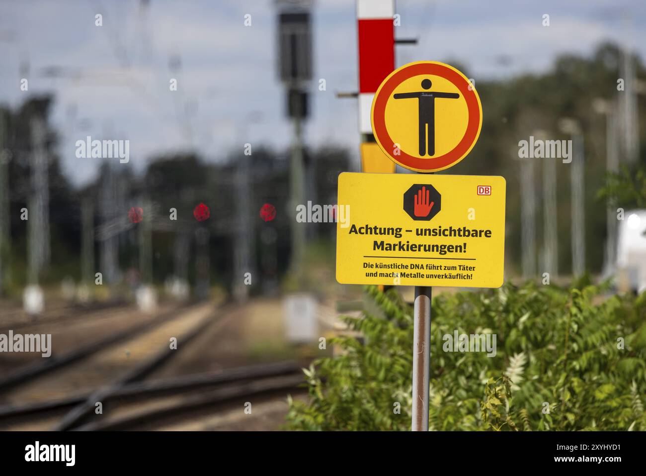 Warnschild der Deutschen Bahn AG für Kabeldiebe: Achtung, unsichtbare Markierungen gegen Diebstahl. Bahnhof Doberlug-Kirchhain, Brandenburg, Deutschland Stockfoto