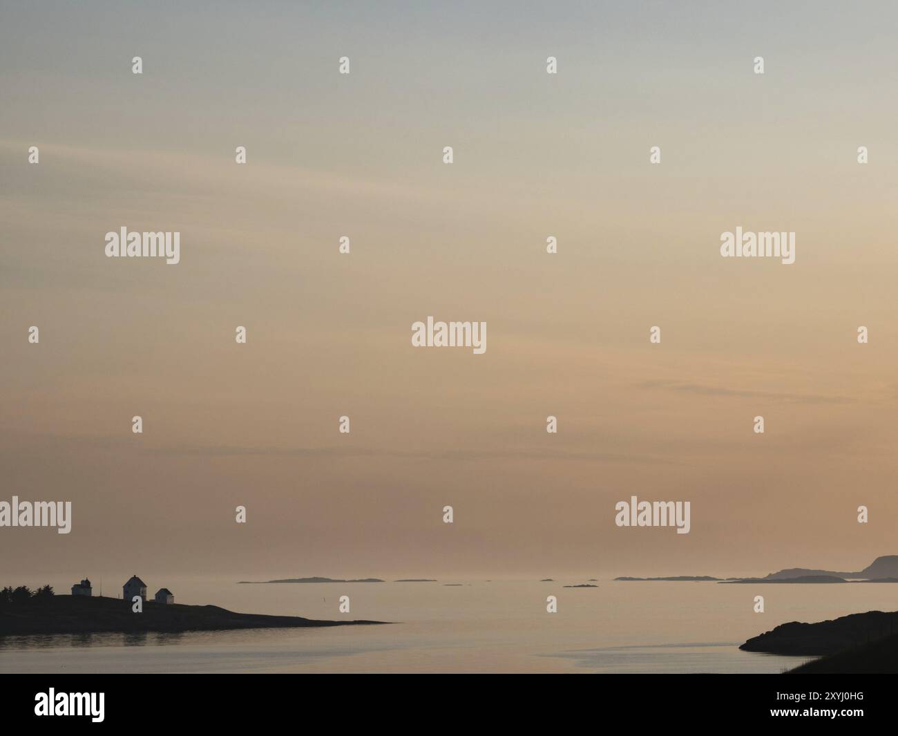 Sonnenuntergang an der norwegischen Inselküste Stockfoto