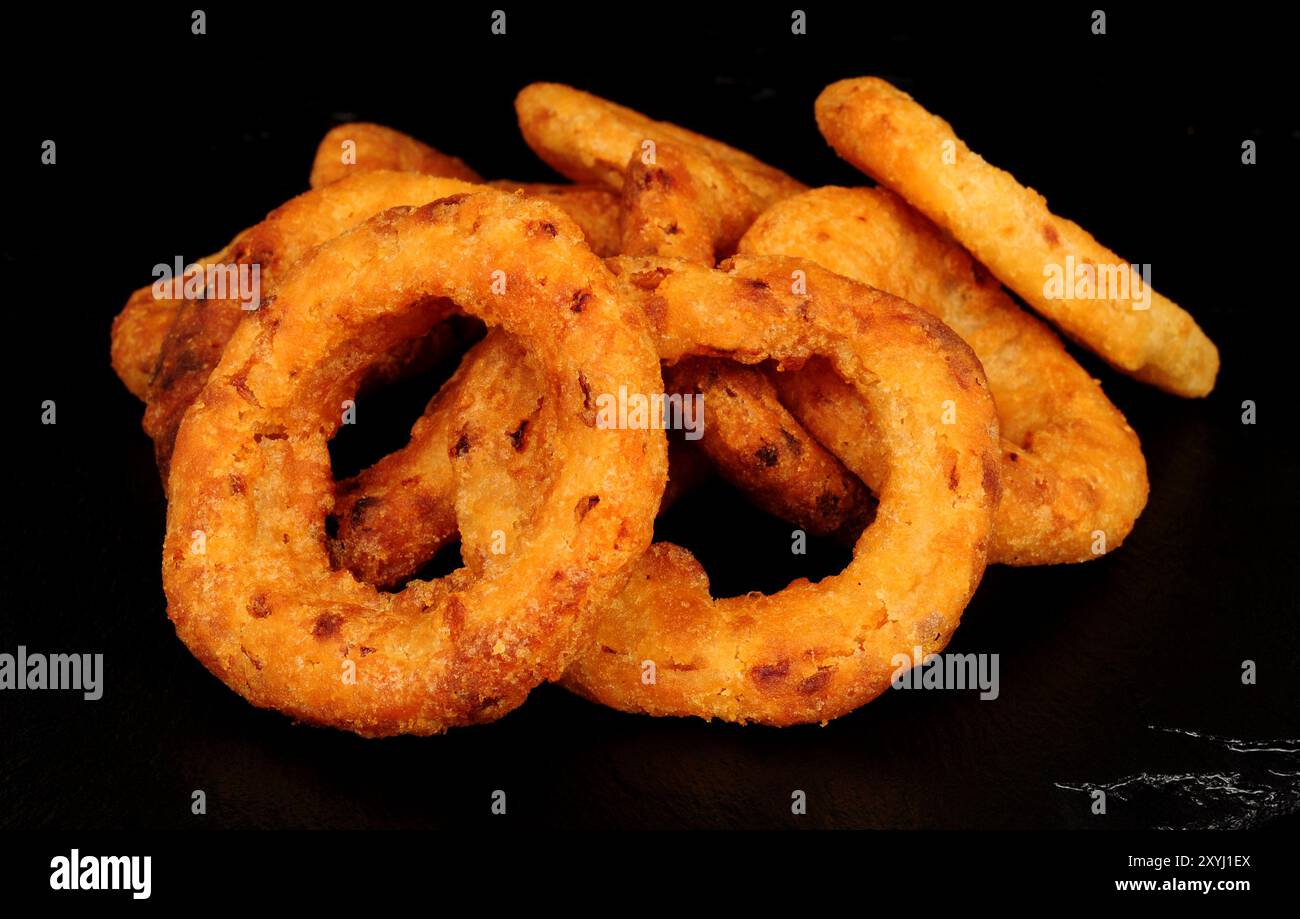 Eine Gruppe knuspriger frittierter französischer Zwiebelringe Stockfoto