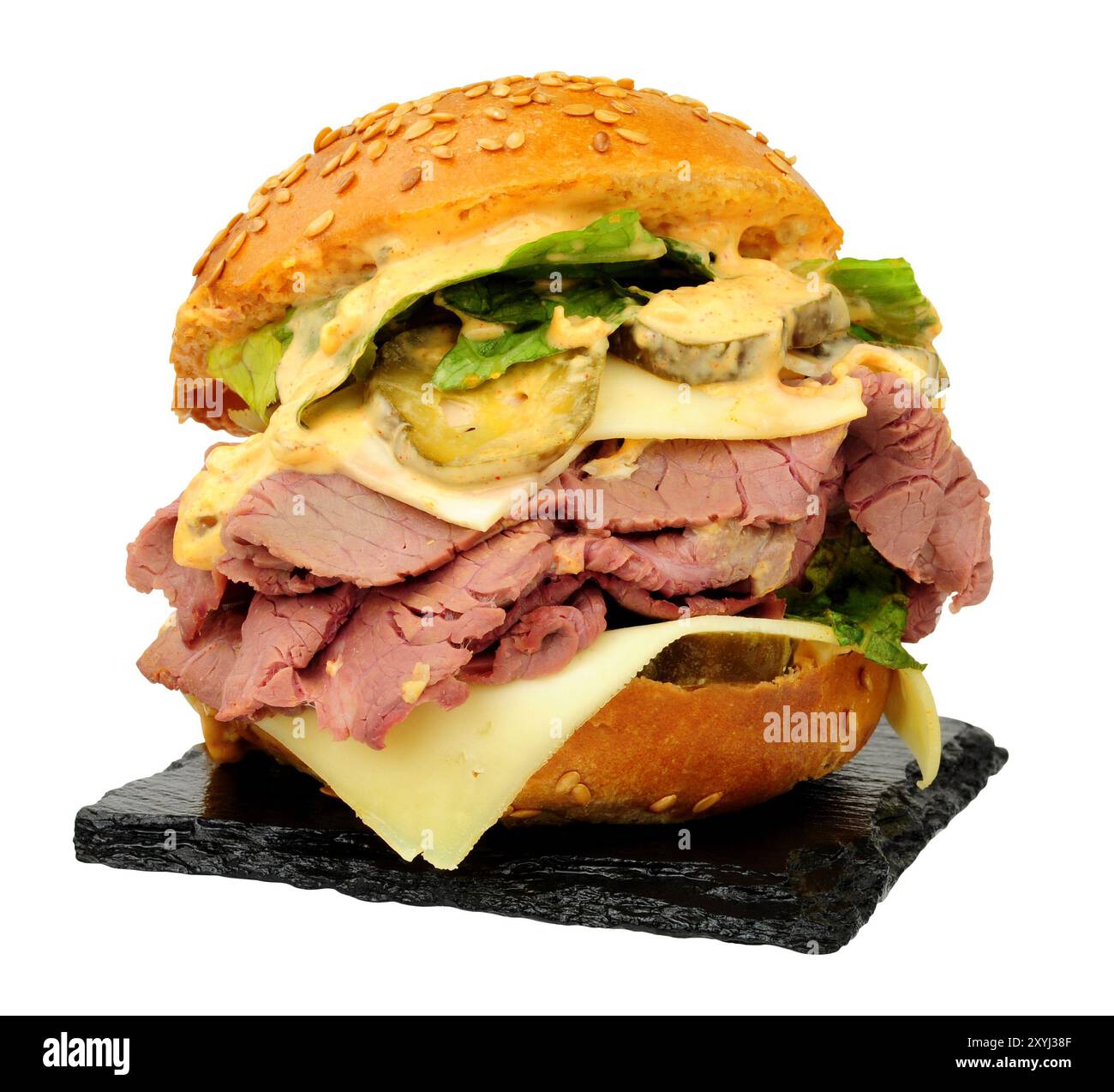 Bratbrötchen mit Rindfleisch und Burgersauce, Emmentaler Käse und Salat in einem Brotbrötchen mit Sesamkernen auf weißem Hintergrund Stockfoto