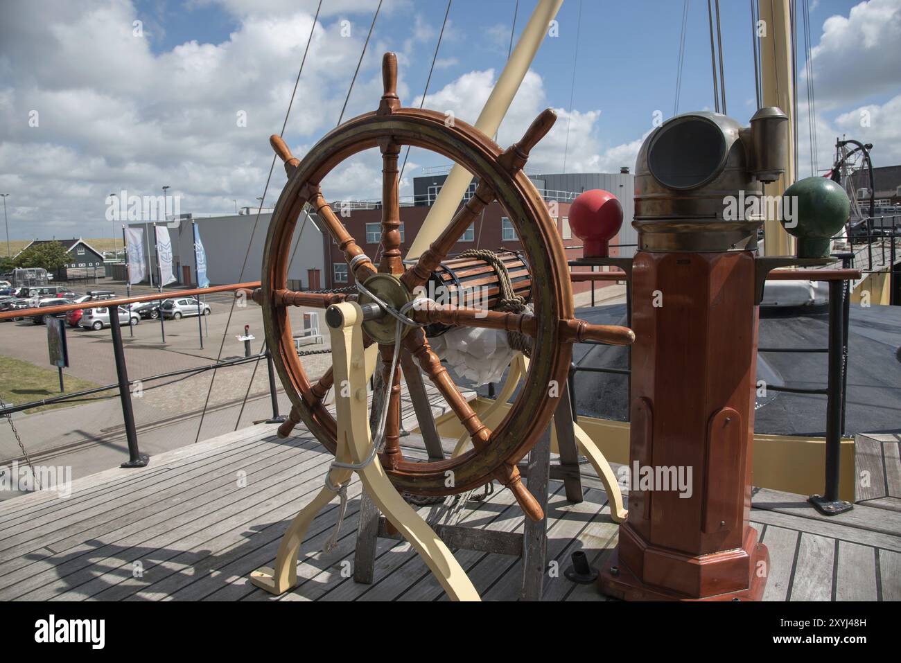 Den Helder, Niederlande. August 2021. Ruder und Kompass eines alten Kriegsschiffes im Hafen von den Helder. Stockfoto