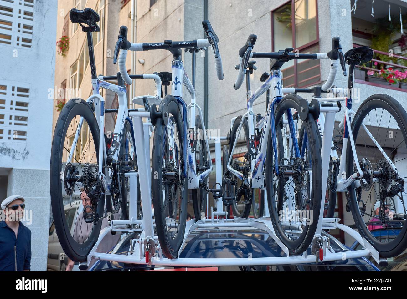 Bayona, Pontevedra, Spanien; 27. August 2024; mehrere Rennräder sicher am Dachträger eines Autos befestigt, bereit für den Transport zu einer Radtour oder Stockfoto