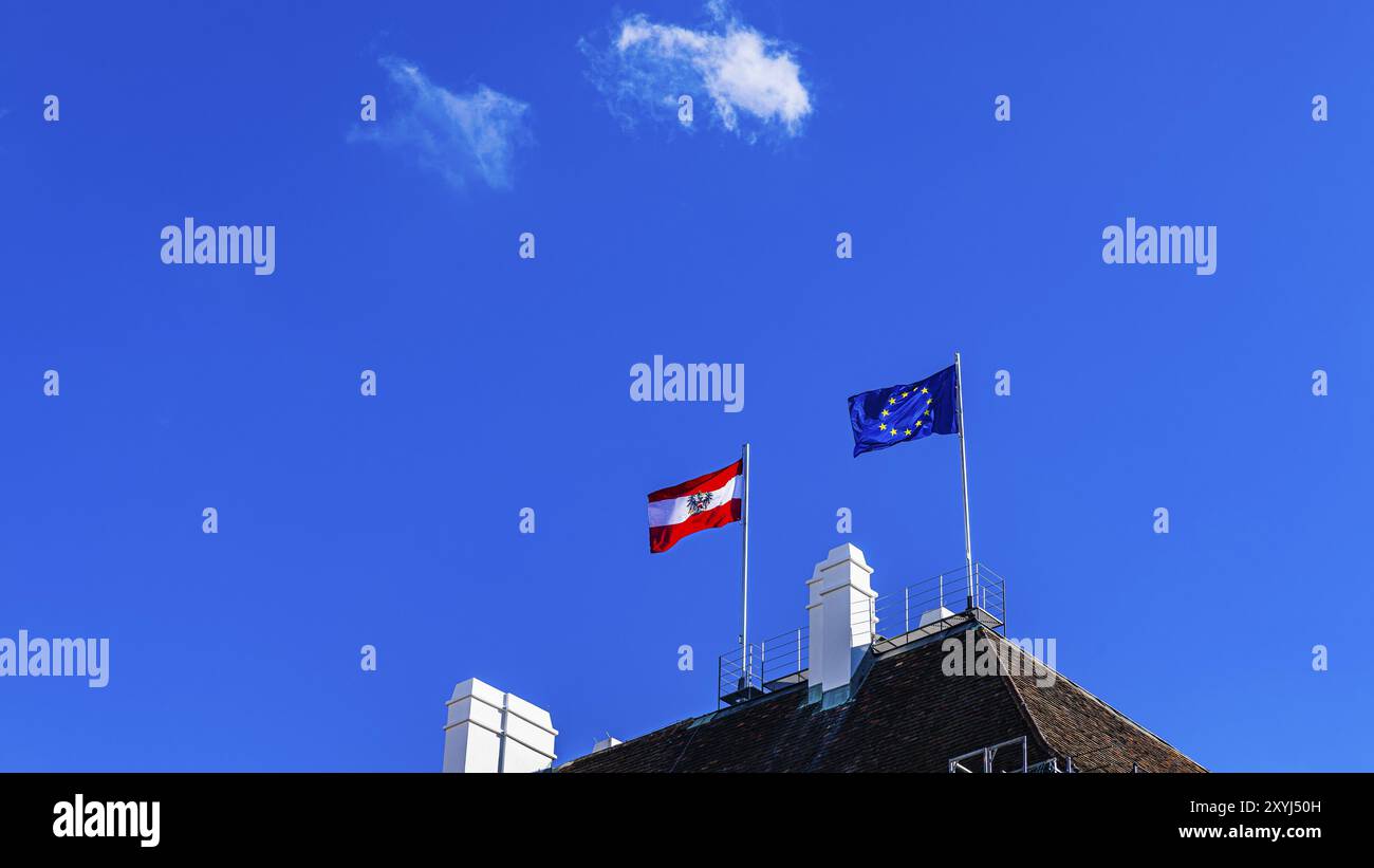 Die österreichische Nationalflagge und die Flagge der Europäischen Union fliegen über dem Bundeskanzleramt, Ballhausplatz, Wien, Österreich, Europa Stockfoto