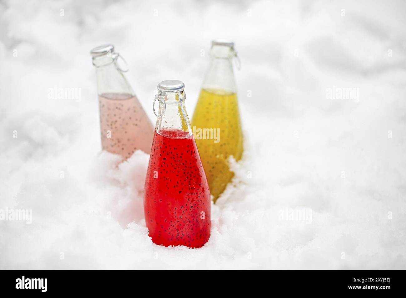 Drei gesunde Getränke mit Chia Samen (lat. Salvia hispanica) Ion im Schnee. Gesundheit und Ernährung Konzept. Chia Samen werden als ein Superfood mit p Stockfoto