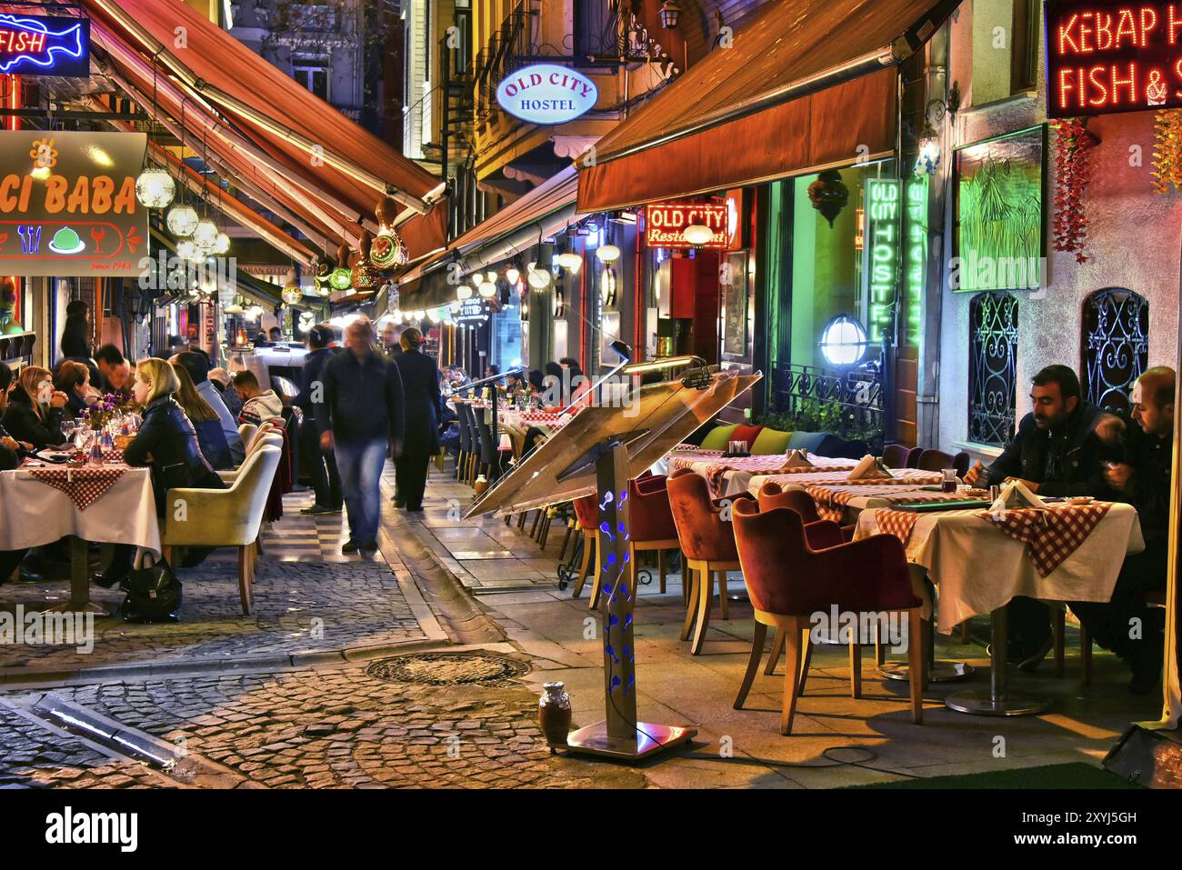 ISTANBUL, TÜRKEI, 24. April 2017: Restaurants sind eine großartige touristische Attraktion und ein wichtiger Teil des Nachtlebens in der Nachbarschaft von Sultan Ahmed Mo Stockfoto