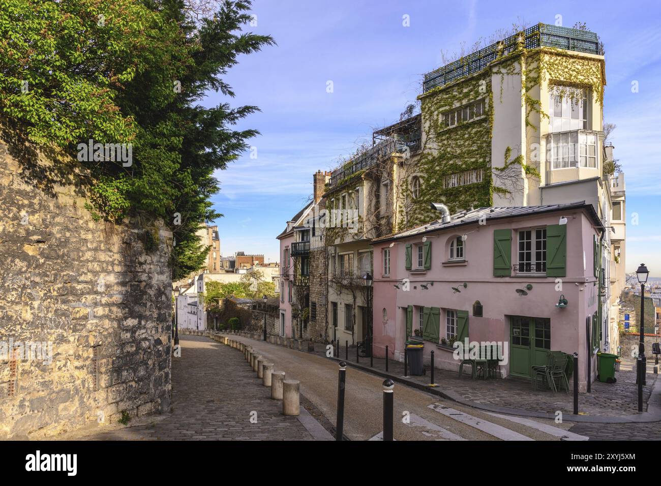 Paris Frankreich Skyline der Stadt der schönen Gebäude am Montmartre Straße Stockfoto