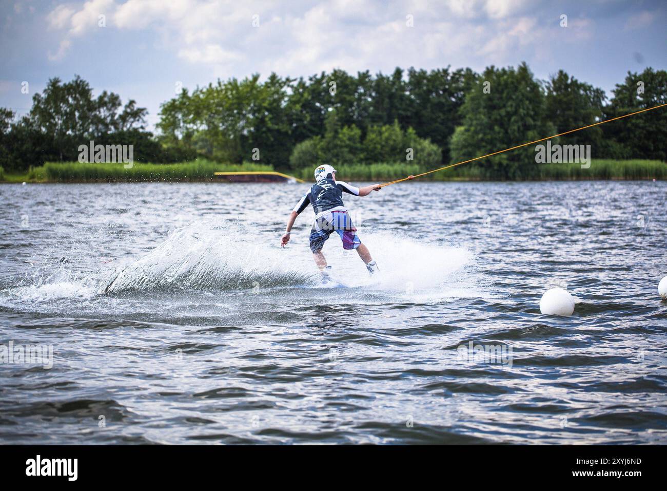 SUESEL, DEUTSCHLAND, 11. JULI: Ein Mann surft am 11. Juli 2011 auf einem Wakeboard in Suesel, Deutschland, Europa Stockfoto