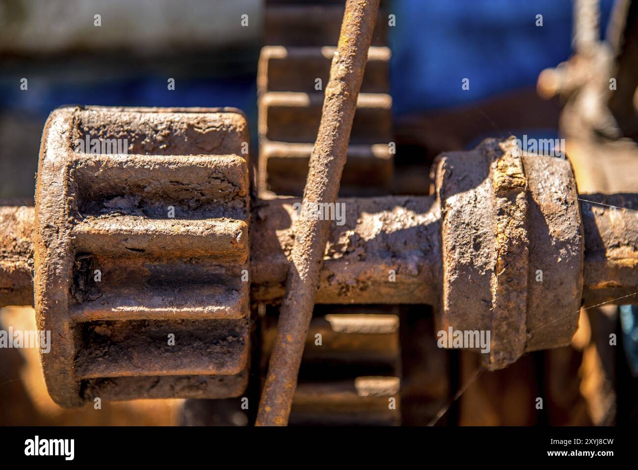 Den Helder, Niederlande. Juni 2021. Alte und verwitterte Eisen- und Holzwerkzeuge, Winden und Nägel. Stockfoto