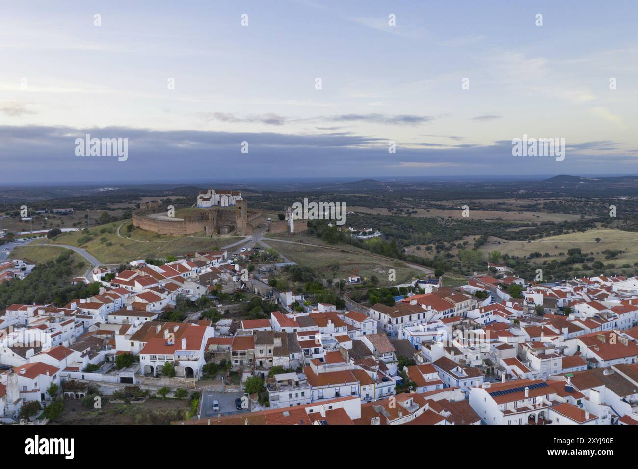 Arraiolos Dorfdrohne aus der Vogelperspektive bei Sonnenuntergang in Alentejo, Portugal, Europa Stockfoto