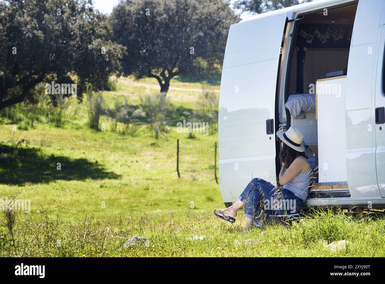 Frau Reisender Vanlifer lebt Vanlifer in Alentejo, Portugal, Europa Stockfoto