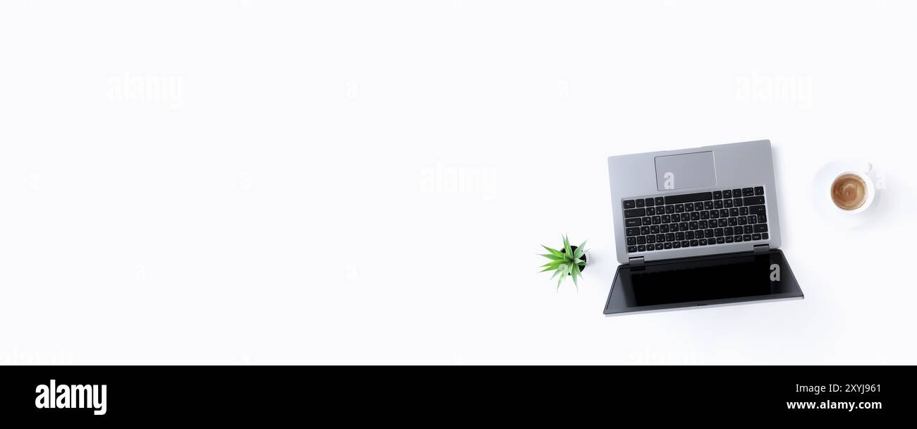 Draufsicht oben auf grauem, dünnem, isoliertem Laptop-Notebook, weißer Espresso-Kaffee, grüner Blumentopf mit Zimmerpflanze auf weißem Hintergrund. Banner wi Stockfoto