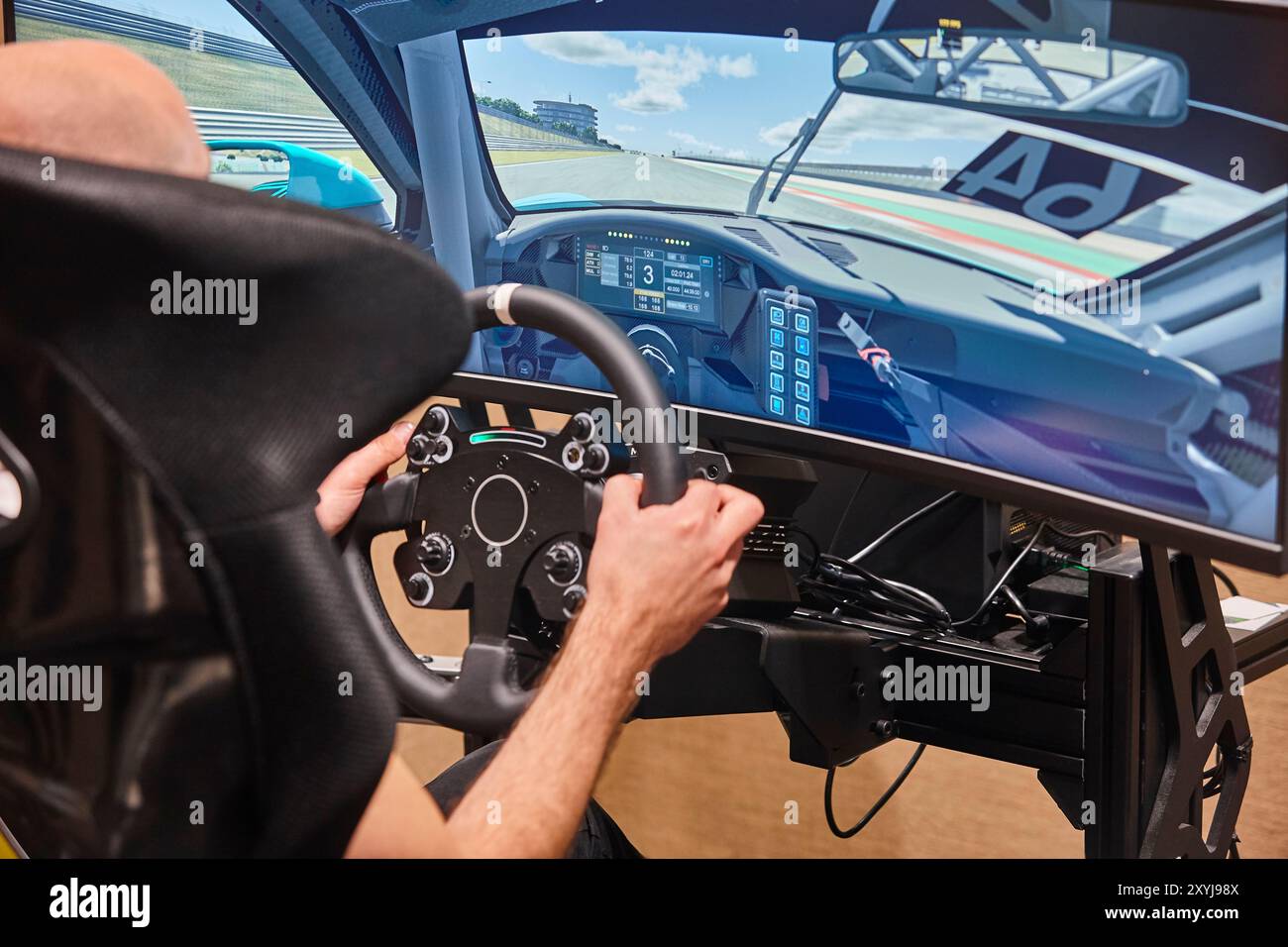 Race Driving Simulator Konsolenspieler. Virtuelle Fahrerkontrolle und Leistung. Stockfoto