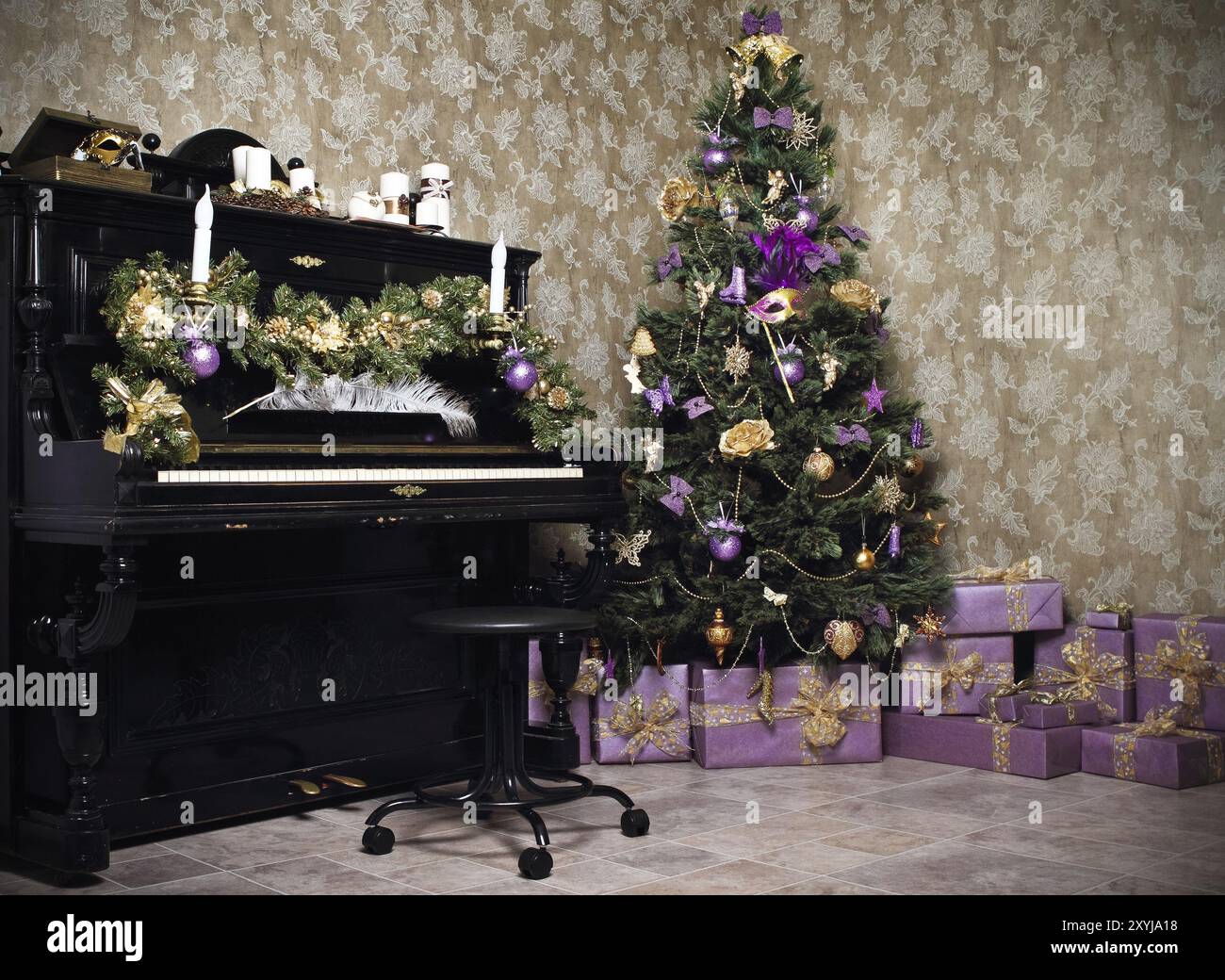 Vintage-Zimmer mit schwarzem Klavier, Weihnachtsbaum, Kerzen, Geschenken oder Geschenken und Dekoration Stockfoto
