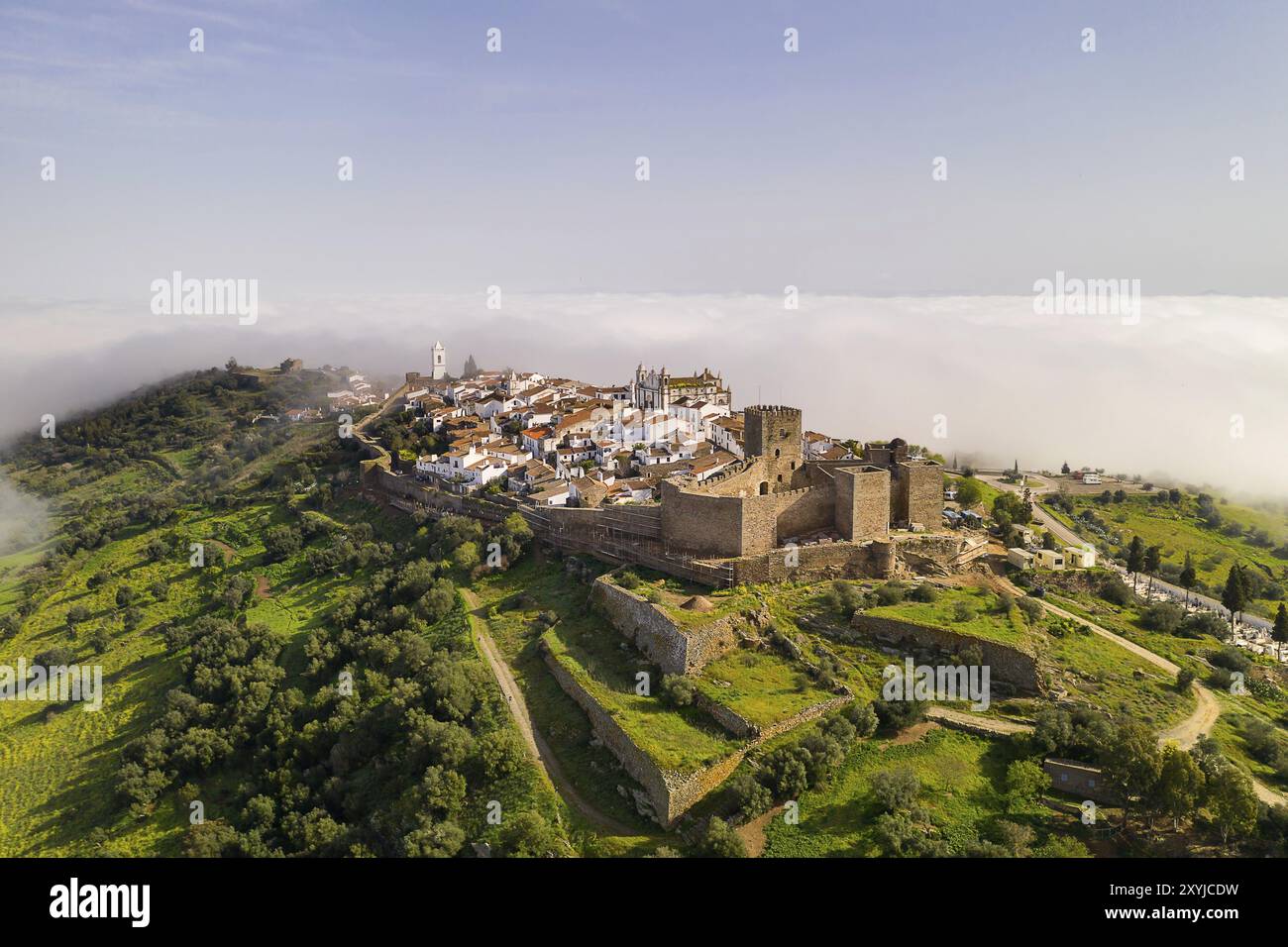 Monsaraz Drohne aus der Luft auf die Wolken in Alentejo, Portugal, Europa Stockfoto