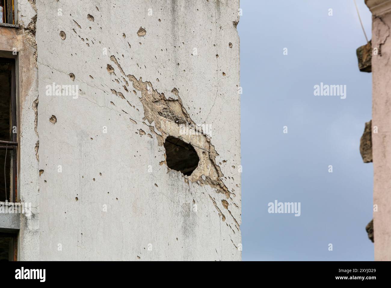 1992/1995 Ex-Jugoslawien-Kriege Stigmata: Kugeln, Schrapnelllöcher treffen auf Gebäudewände. Kriegsschäden als Narben, bosnische Stadt, Mostar, Bosnien-Herzegowina Stockfoto