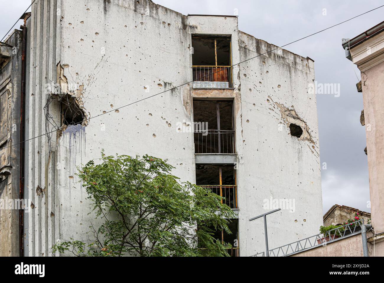 1992/1995 Ex-Jugoslawien-Kriege Stigmata: Kugeln, Schrapnelllöcher treffen auf Gebäudewände. Kriegsschäden als Narben, bosnische Stadt, Mostar, Bosnien-Herzegowina Stockfoto