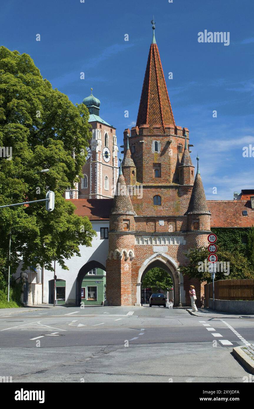 Europa, Deutschland, Bayern, Ingolstadt, Kreuztor, 1385 erbaut, Teil der Stadtbefestigung, im Hintergrund die Türme des Liebfrauenmünsters Stockfoto