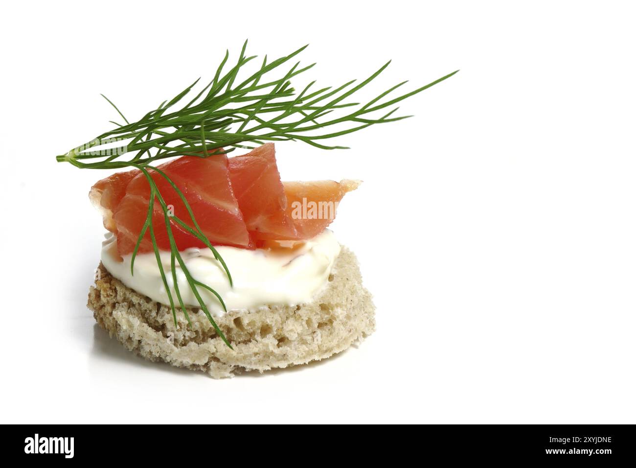 Canape mit Lachs auf Creme mit frischem Dill-Beilage, isoliert auf weißem Hintergrund Stockfoto