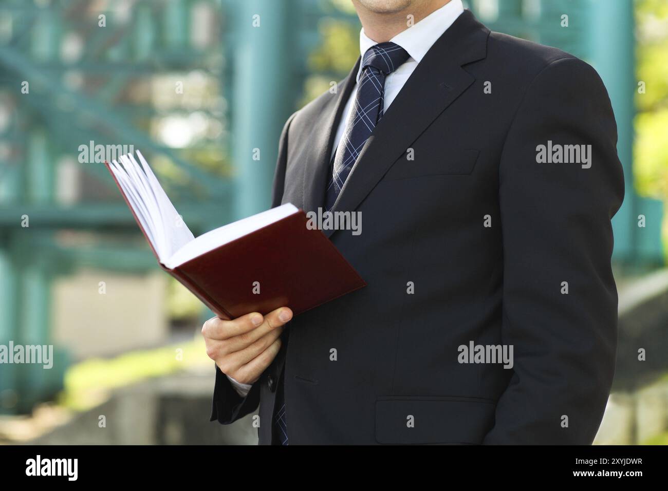 Nahaufnahme von den Händen des Unternehmers mit einem Notizbuch. Im freien Stockfoto