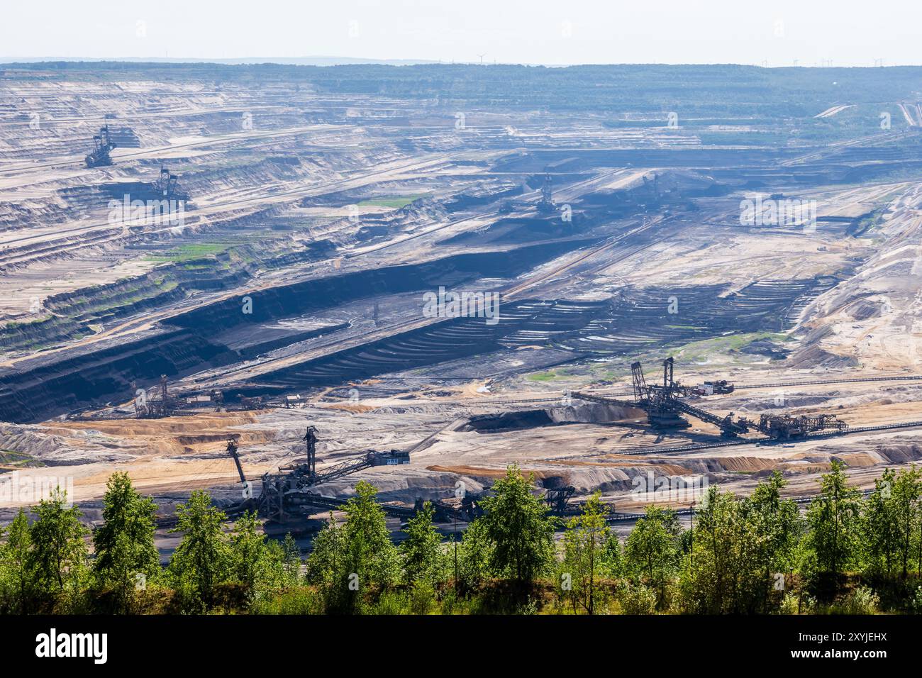 Riesige Schaufelradbagger auf dem Boden des Bergwerks Hambach, einem großen Steinkohlebergwerk in Deutschland, das von RWE für den Braunkohlebergbau betrieben wird. Stockfoto
