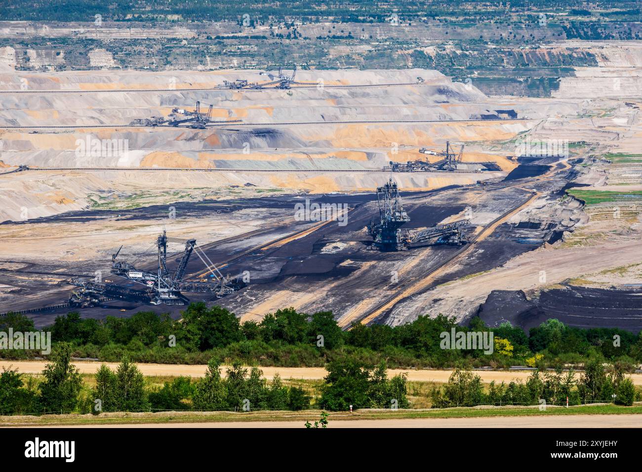 Riesige Schaufelradbagger auf dem Boden des Bergwerks Hambach, einem großen Steinkohlebergwerk in Deutschland, das von RWE für den Braunkohlebergbau betrieben wird. Stockfoto