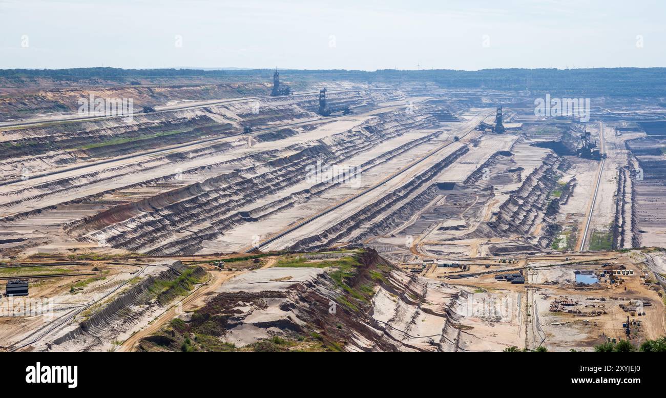 Blick auf das Bergwerk Hambach, ein großes Kohlebergwerk in Deutschland, das von RWE für Braunkohlebergbau betrieben wird. Stockfoto