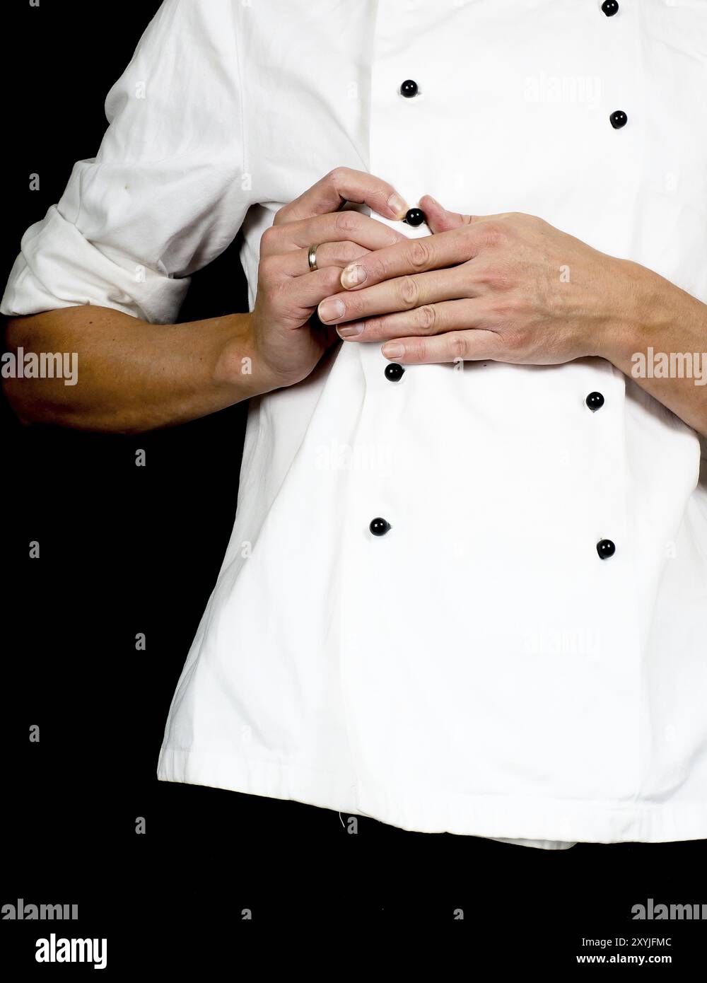 Professioneller Koch, eine weisse Jacke zuzuknöpfen Chefs gegenüber Schwarzen Stockfoto