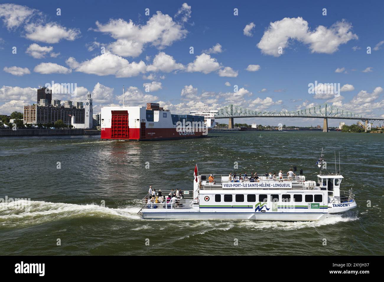 Fährschiff, das Frachtschiff überquert, Old Port, Montreal, Provinz Quebec, Kanada, Nordamerika Stockfoto