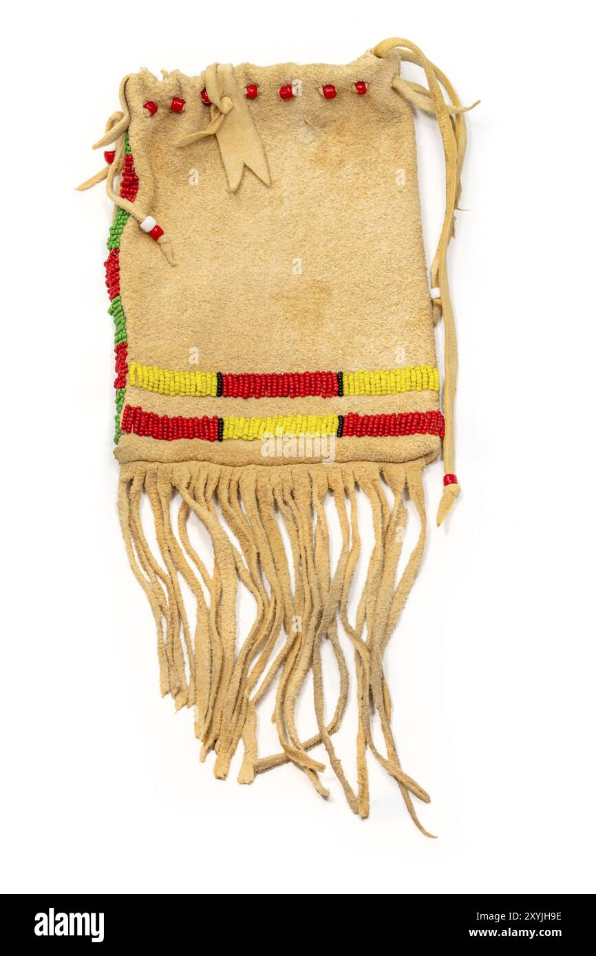 Sack mit den nordamerikanischen Indianern. Hergestellt aus Hirschleder, aufgestickt mit bunten Glasperlen und Lederschnüren auf weißem Hintergrund Stockfoto