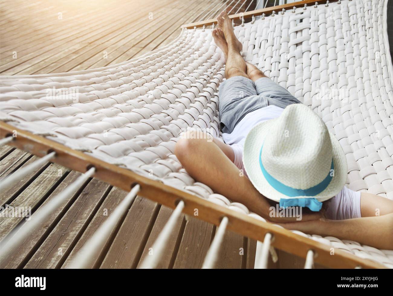 Zeit zum Faulenzen. Mann mit Hut in einer Hängematte an einem Sommertag Stockfoto