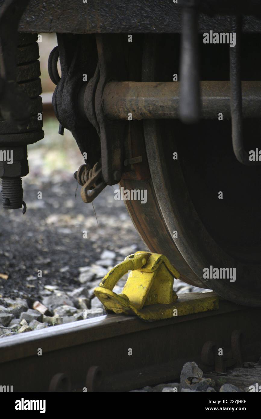 Bremsbacke vor dem Rad eines historischen Eisenbahnwaggons Stockfoto