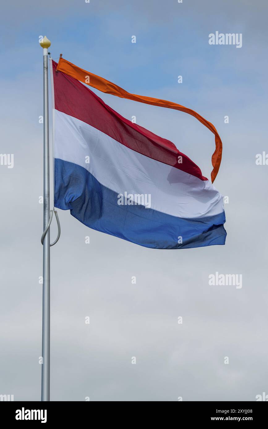 Den Helder, Niederlande. 31. Mai 2023. Fliegende niederländische Flagge mit orangefarbenem Banner Stockfoto